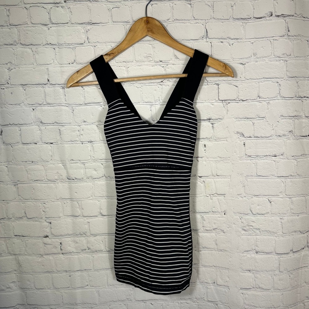 Lululemon Ta Ta Tamer Tank Top Black White Striped Built In‎ Bra Criss Cross